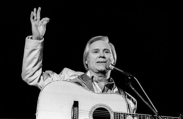  American country music star George Jones (1931-2013) performs at Tramps, New York, New York, Thursday, November 12, 1992. | Photo: Getty Images