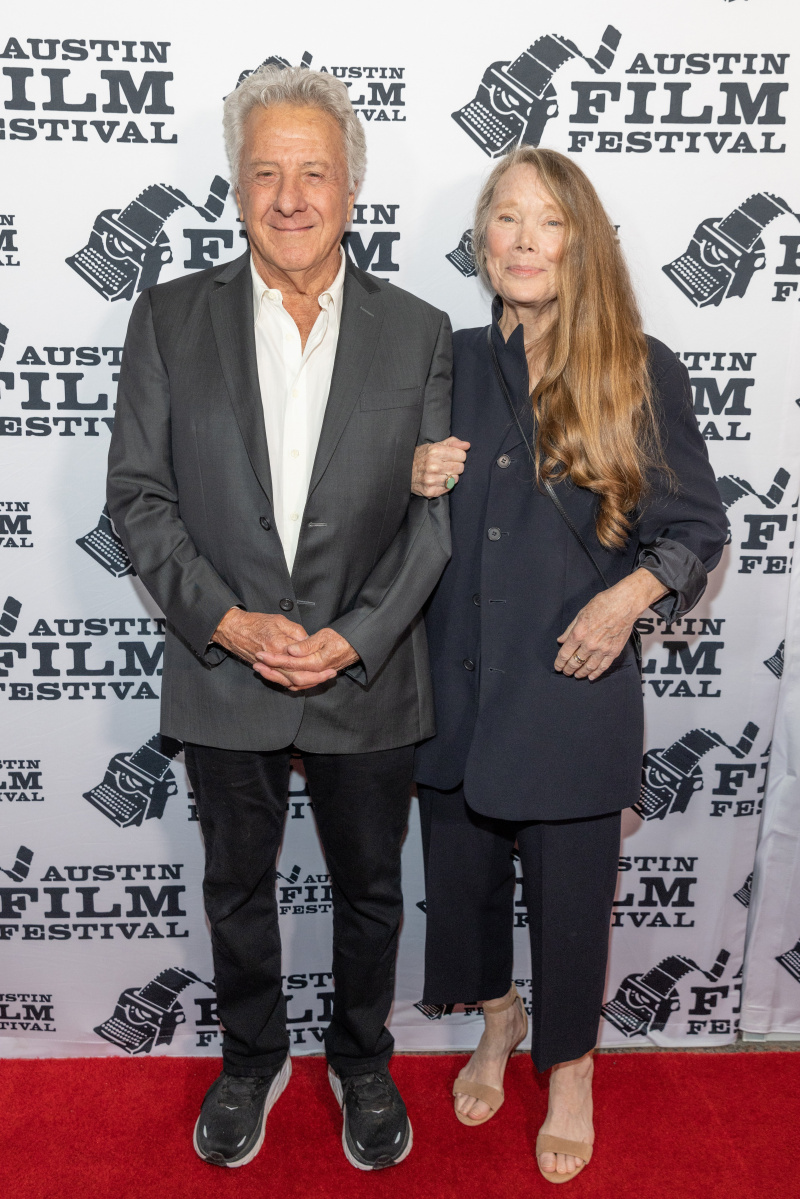   Dustin Hoffman (L) e Sissy Spacek partecipano alla prima mondiale di"Sam & Kate" during the 2022 Austin Film Festival at Paramount Theatre on October 28, 2022 in Austin, Texas | Source: Getty Images