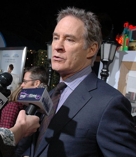   Kevin Kline la premiera filmului"No Strings Attached." | Source: Wikimedia Commons