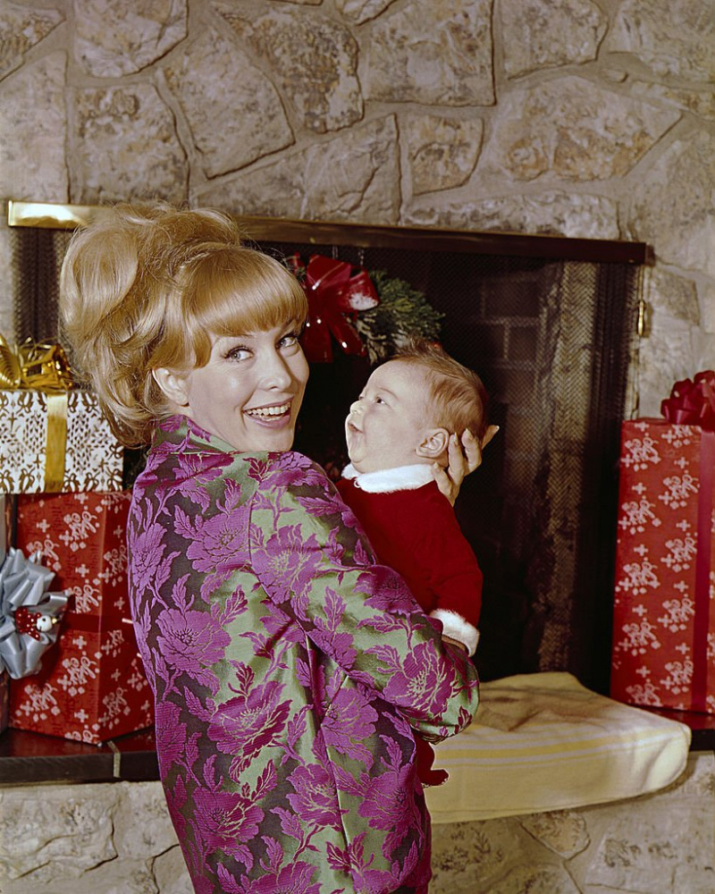   Barbara Eden ja tema poeg Mathew võtetel"I Dream of Jeannie" circa 1965. | Source: Getty Images