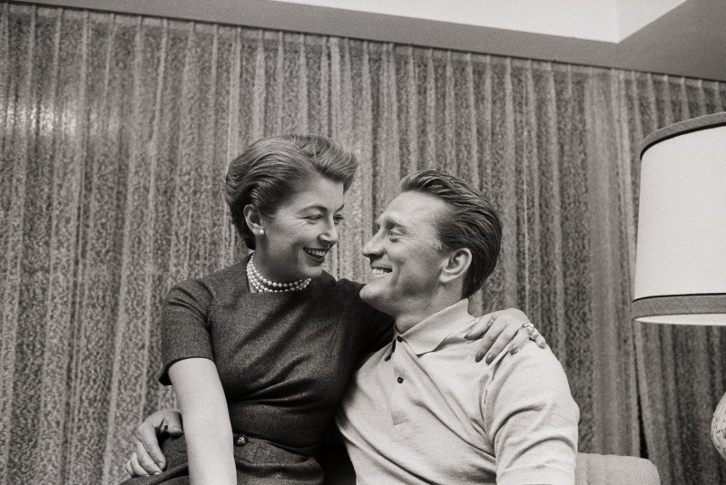   Kirk Douglas e Anne Buydens celebrano la nomination degli attori per un premio dell'Accademia nel 1957. | Fonte: Getty Images