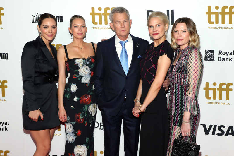   Amy Foster, Erin Foster, David Foster, Katherine McPhee, at Jordan Foster ay nag-pose sa pulang karpet sa"David Foster: Off The Record" premiere during the 2019 Toronto International Film Festival at The Elgin on September 9, 2019, in Toronto, Canada | Source: Getty Images