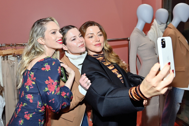   Nag-selfie sina Erin Foster, Jordan Foster at Sara Riff sa Paboritong Daughter Store Opening na hino-host nina Sara at Erin Foster noong Disyembre 13, 2021, sa Beverly Hills, California | Pinagmulan: Getty Images