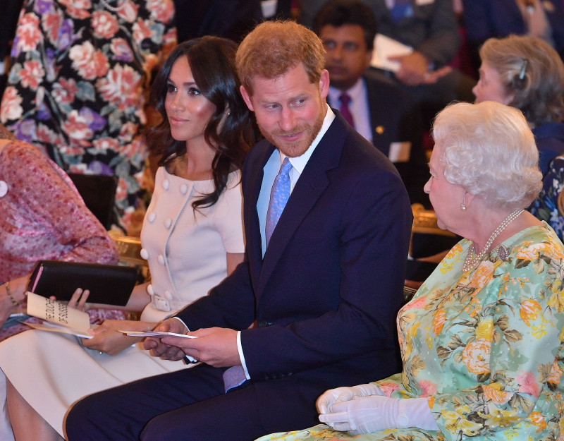   La duchessa Meghan, il principe Harry e la regina Elisabetta II al Queen's Young Leaders Award Ceremony at Buckingham Palace on June 26, 2018, in London, England. | Source: Getty Images
