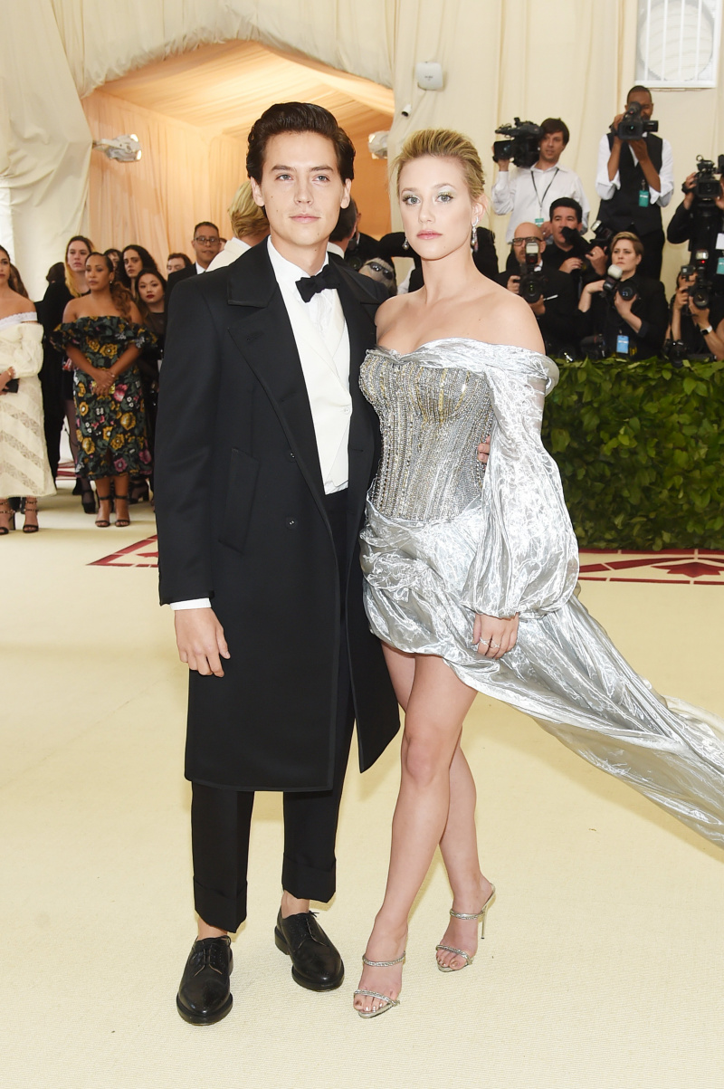 Cole Sprouse 和 Lili Reinhart 于 2018 年 5 月 7 日在纽约市参加 Met Gala。 |资料来源:盖蒂图片社