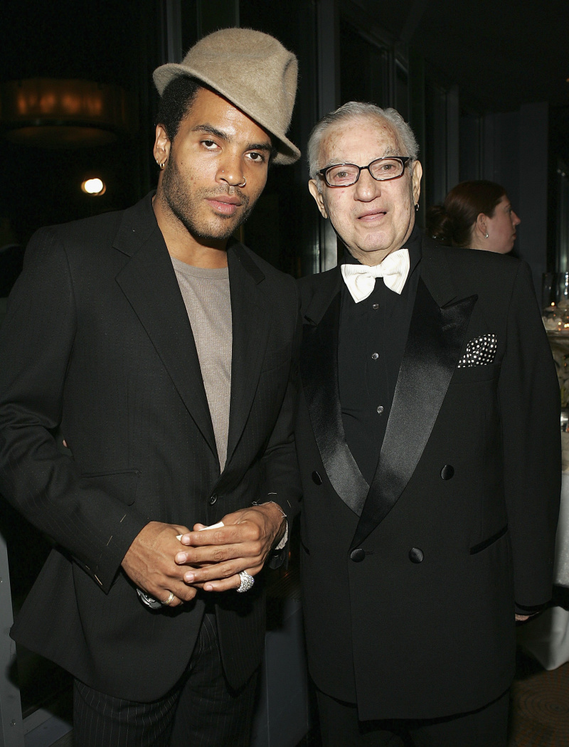 Der Musiker Lenny Kravitz und sein Vater Sy Kravitz bei der 80. Geburtstagsfeier für den Musiker Bobby Short im September 2004 in New York City | Quelle: Getty Images