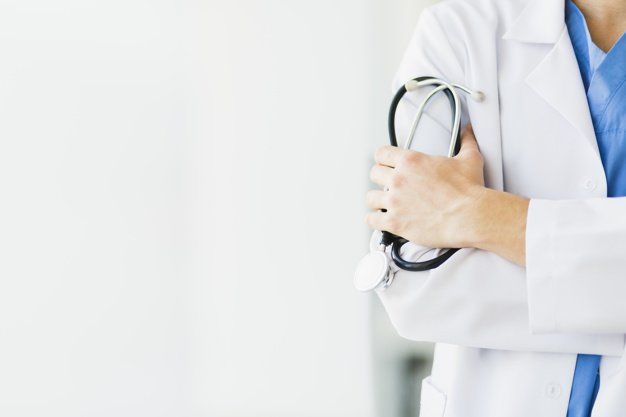 Doctor holding stethoscope | Photo: Shutterstock