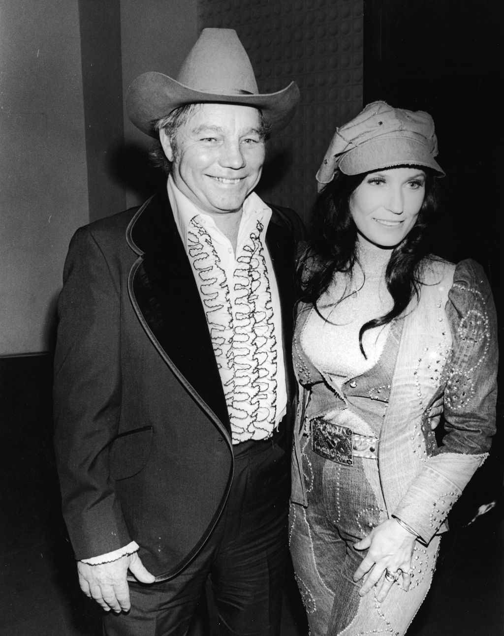 Loretta Lynn and her husband Oliver Lynn, Jr. (also known as Mooney) at the Country & Western Music Awards, Hollywood, California, February 27, 1975. | Source: Getty Images.