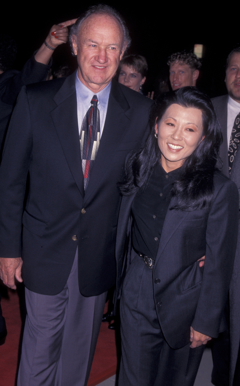 الممثل جين هاكمان وزوجته بيتسي هاكمان يحضران العرض الأول لفيلم"The Chamber" on October 2, 1996, at the Academy Theater in Beverly Hills, California. | Source: Getty Images