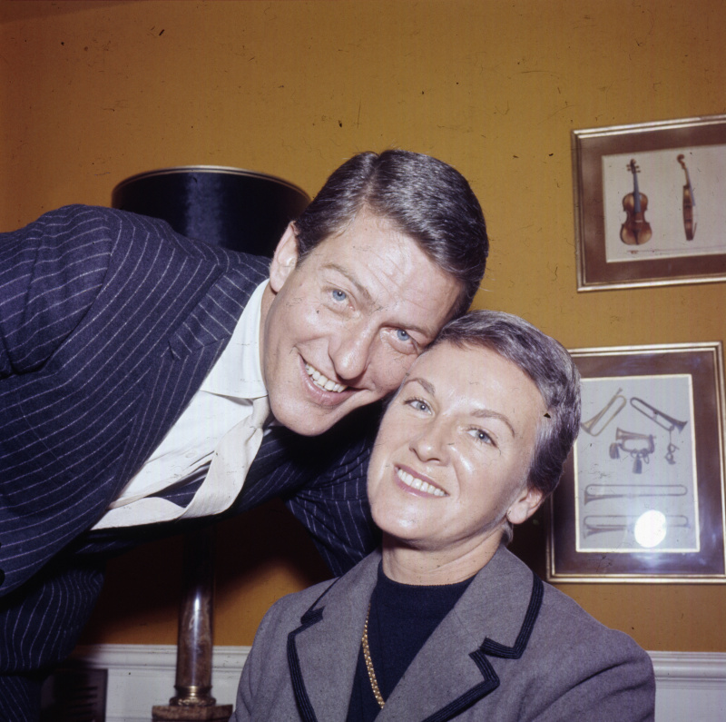   L'attore Dick Van Dyke nella foto con sua moglie Margie Willett il 1 gennaio 1964 a Londra | Fonte: Getty Images
