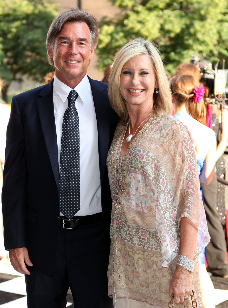   John Easterling e Olivia Newton-John partecipano al 2012 Indy 500 Snakepit Ball all'Indiana Roof Ballroom il 26 maggio 2012 a Indianapolis, Indiana. | Fonte: Getty Images