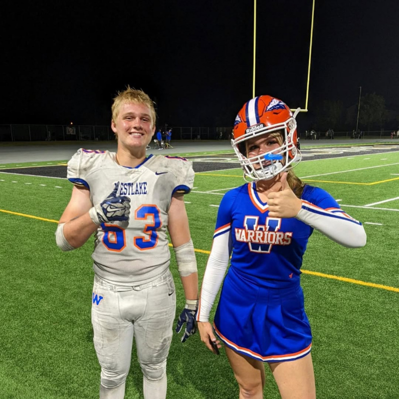   Julius Poppinga posa con la sorella Jasmine, da un post del 30 agosto 2023 | Fonte: Instagram/jasminepoppinga