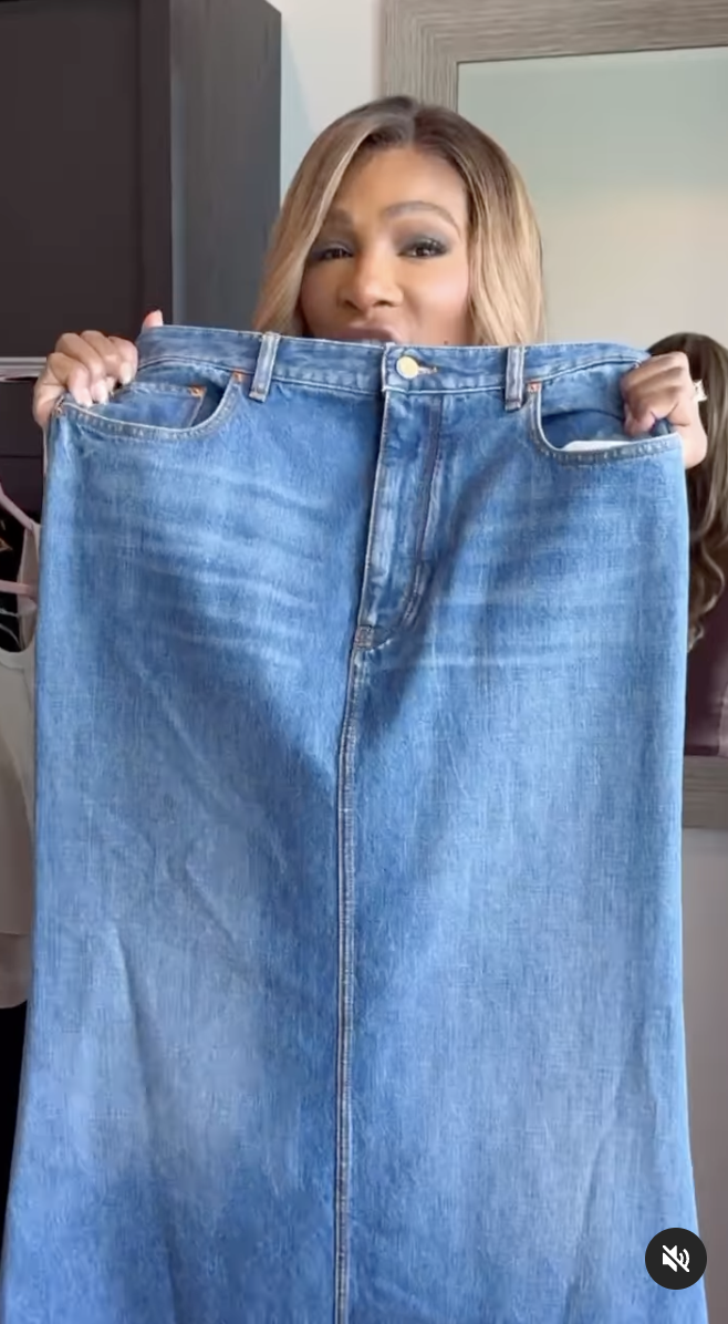   Серена Вилијамс спремна да испроба своју Валентино тексас сукњу, као што се види на видео снимку од 1. јула 2024. | Извор: Инстаграм/серенавиллиамс