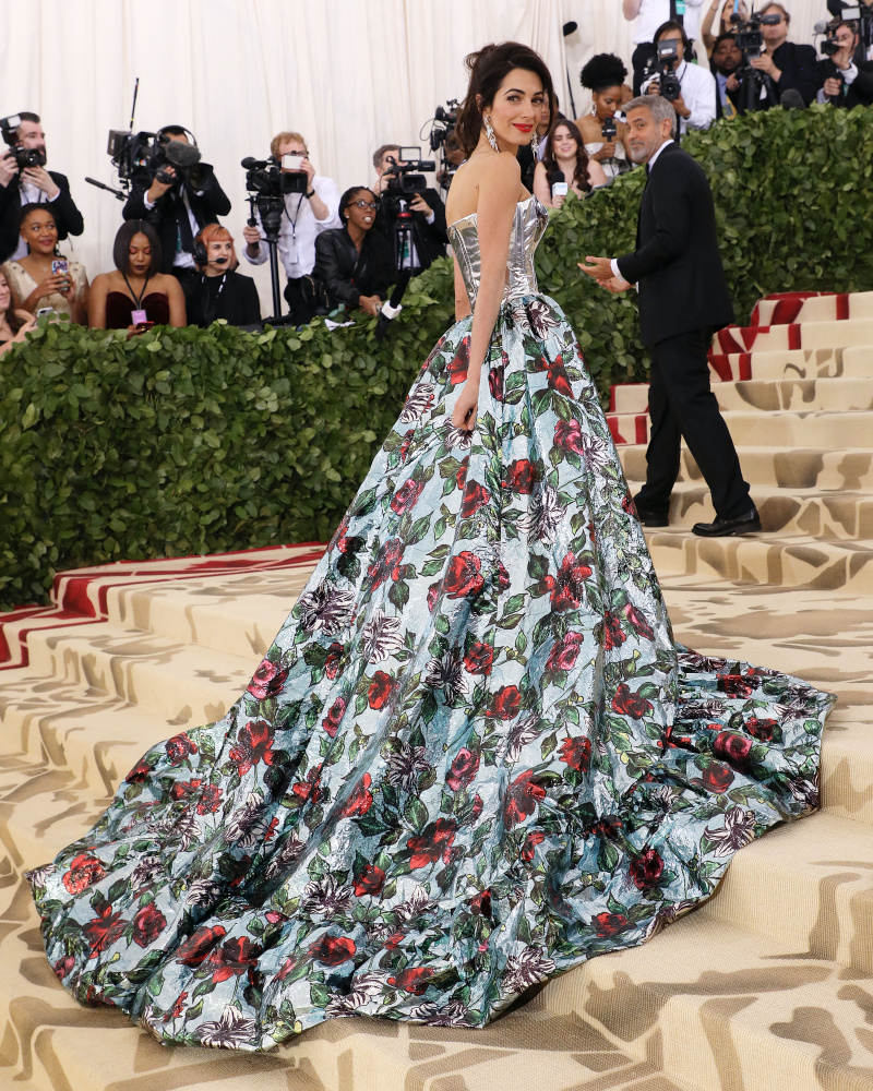   Амал Клуни у"Heavenly Bodies: Fashion & the Catholic Imagination" Met Gala in New York City on May 7, 2018 | Source: Getty Images