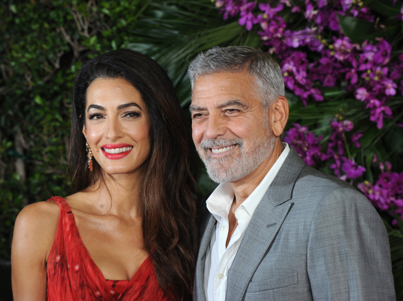 George Clooney und seine Frau Amal Clooney besuchen die Premiere von Universal Pictures' "Ticket To Paradise" held at Regency Village Theatre on October 17, 2022 in Los Angeles, California | Source: Getty Images