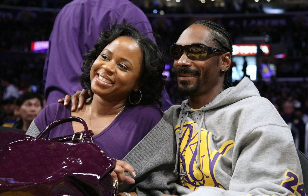 Snoop Dogg and Shante Broadus attend the Los Angeles Lakers vs Boston Celtics game on December 25, 2008. | Photo: GettyImages 