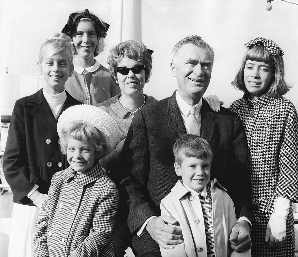 Buddy Ebsen with his family Bonnie, Kiki, Cathy, wife Nancy, Dusty and Susie Anna, after they arrived in Britain. | Source: Getty Images